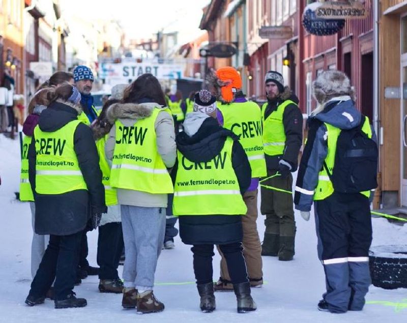 Frivillige rett før start.